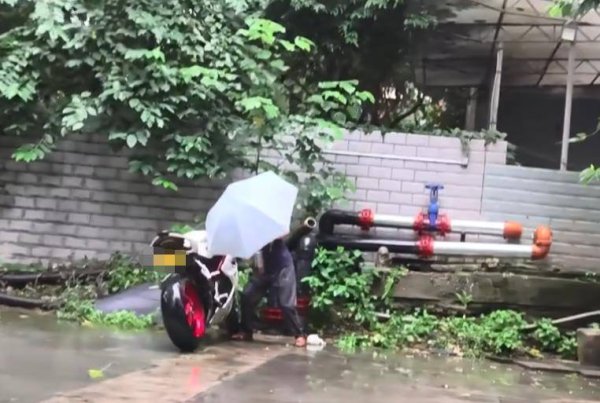 金诚无忧 成都一老人故意推倒摩托车被拘12日，车主：买车花了8万，维修要花数千